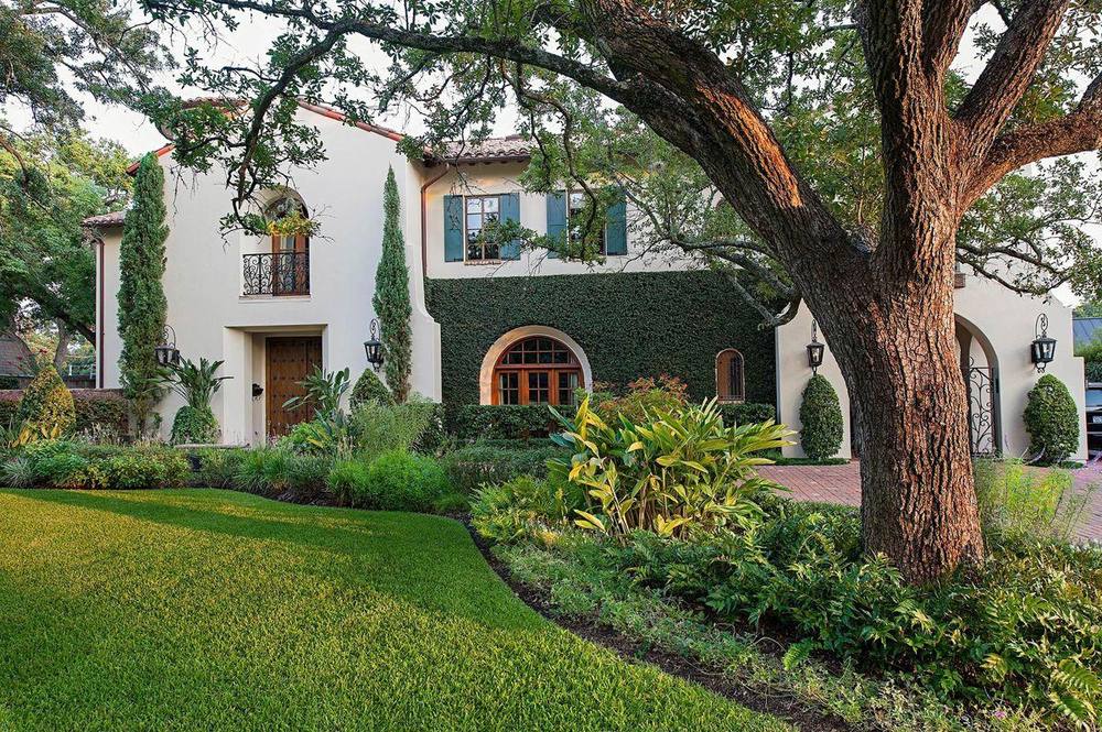 Residential neighborhood in Piney Point Village Texas
